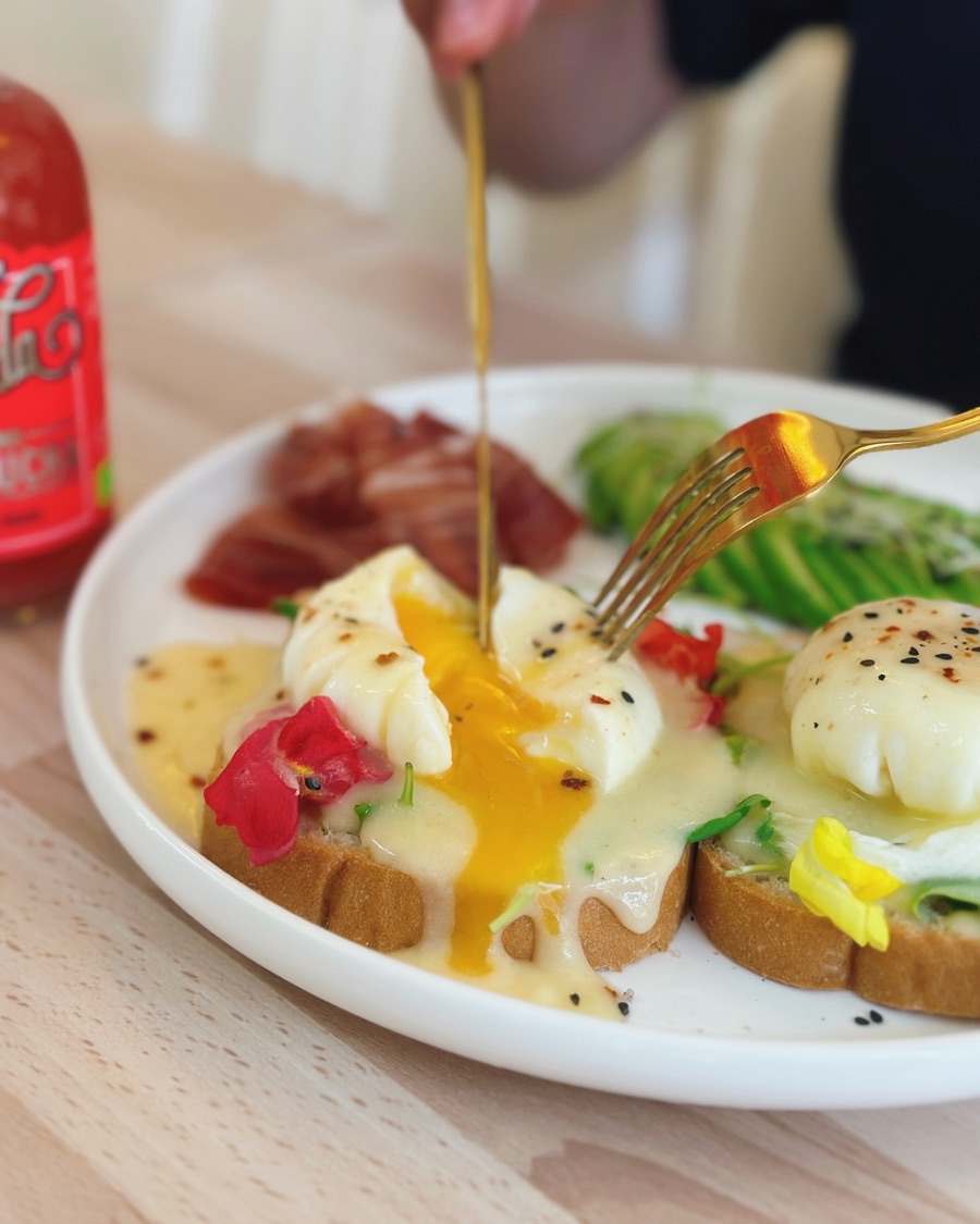 Benedict con huevos poché y holandesa sobre pan sin gluten